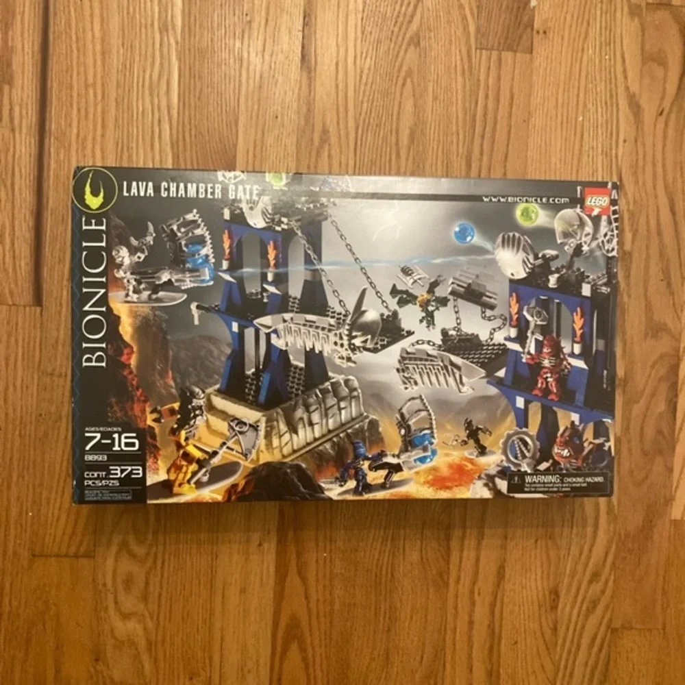 Lego Bionicle Lava Chamber Gate  8893 - 373  pcs NIB